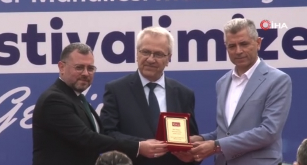 Eyüpsultan’da düzenlenen Hamsi Festivali’nde İhlas Vakfı’na ödül